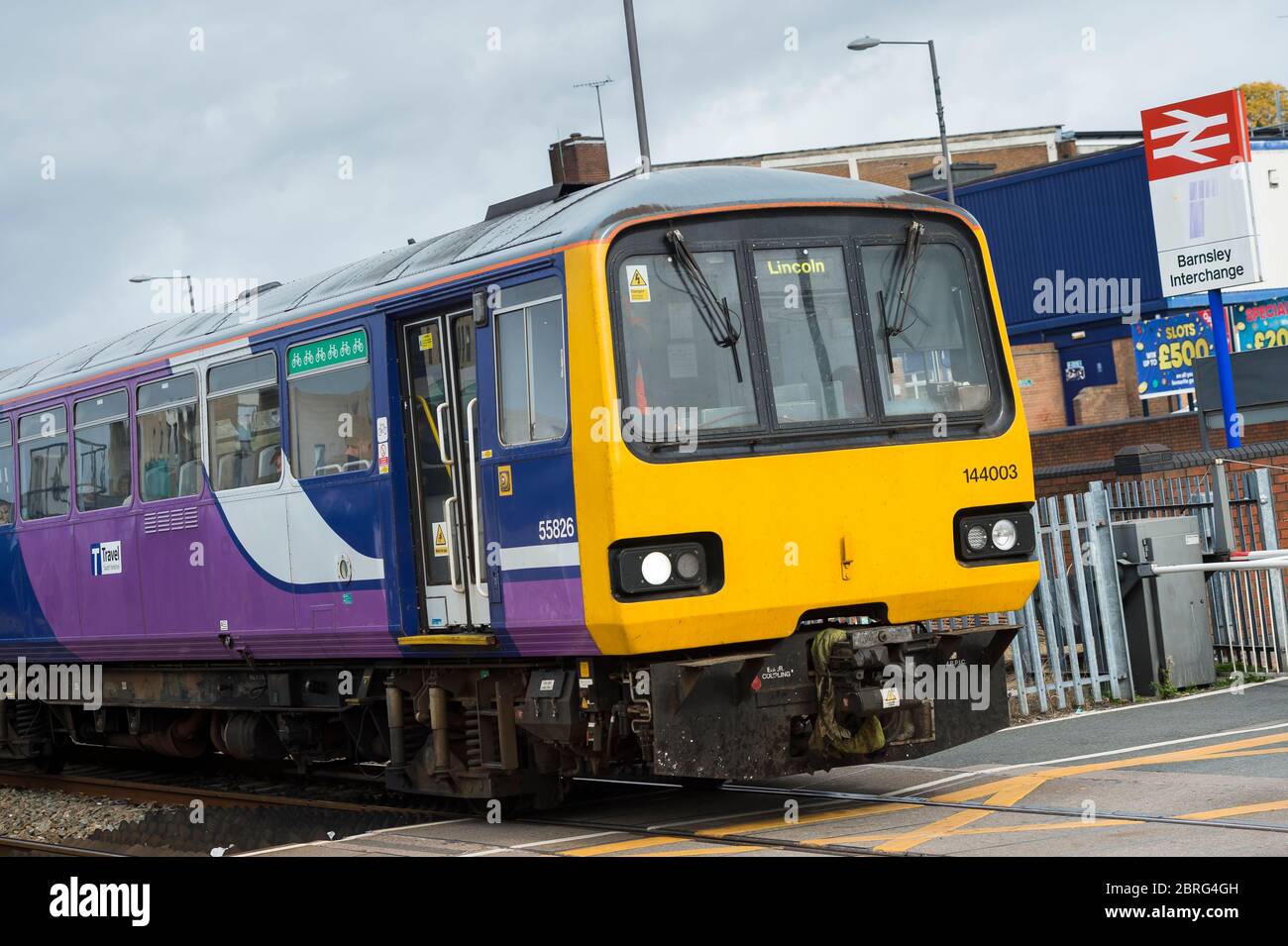 Train de passagers de classe 144 dans la livrée Northern Rail à l'échangeur Barnsley, en Angleterre. Banque D'Images