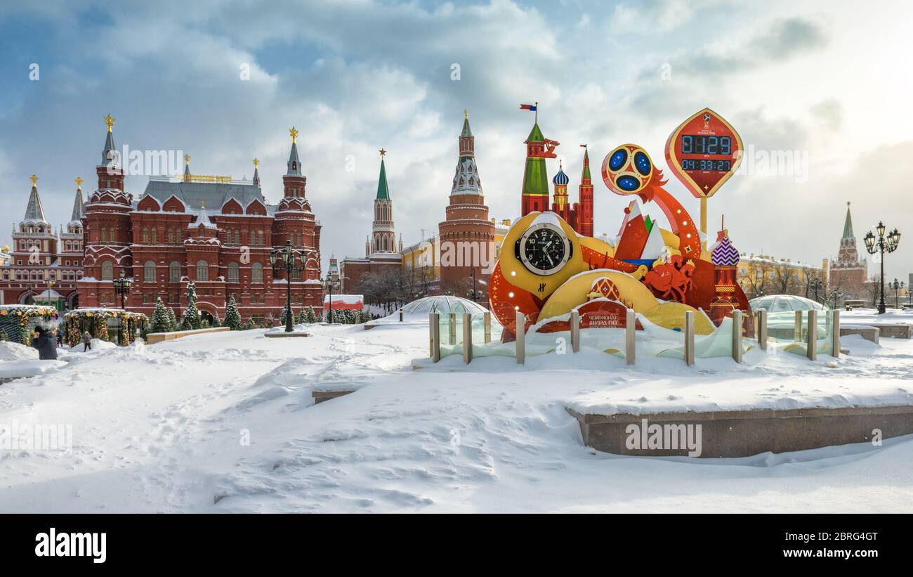 Moscou, Russie - 5 février 2018 : compte à rebours de la coupe du monde de la FIFA 2018 au cœur de Moscou en hiver. Place Manezhnaya pendant la neige. Hist. État Banque D'Images