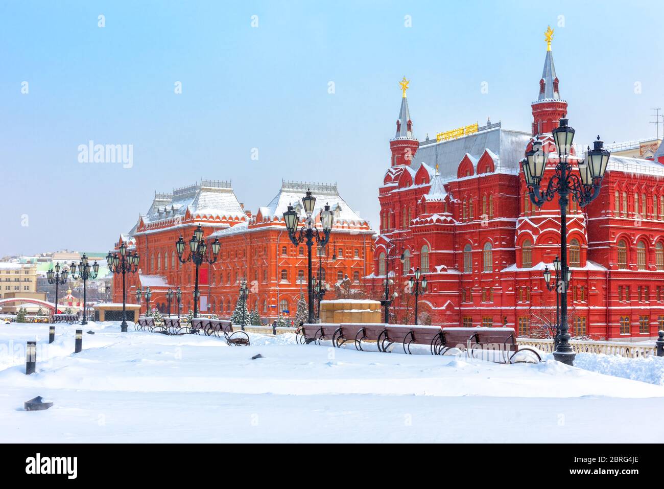 Moscou en hiver froid, Russie. Décor de vieux bâtiments historiques sur la place enneigée Manezhnaya près du Kremlin de Moscou. Vue panoramique sur le ci de Moscou Banque D'Images