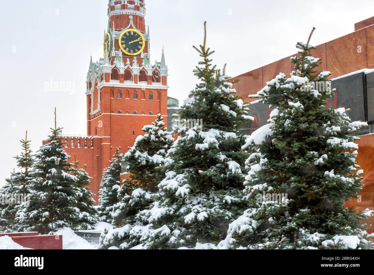 Place Rouge en hiver, Moscou, Russie. C'est une attraction touristique de Moscou. Les firs sont devant le mausolée de Lénine par la dura du Kremlin de Moscou Banque D'Images