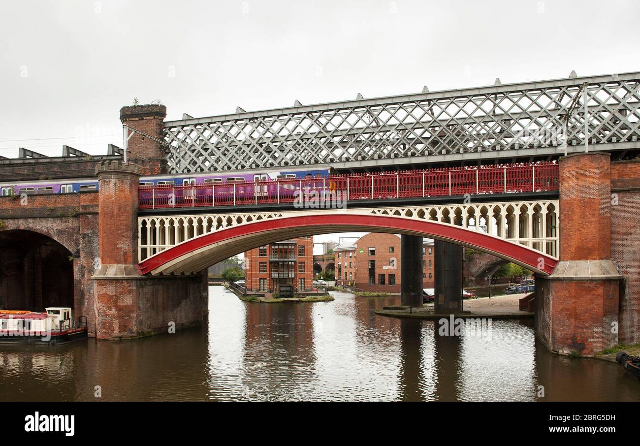 Viaducs de chemin de fer victorien du viaduc de Castlefield au-dessus du canal Bridgewater, Manchester, Angleterre. Banque D'Images