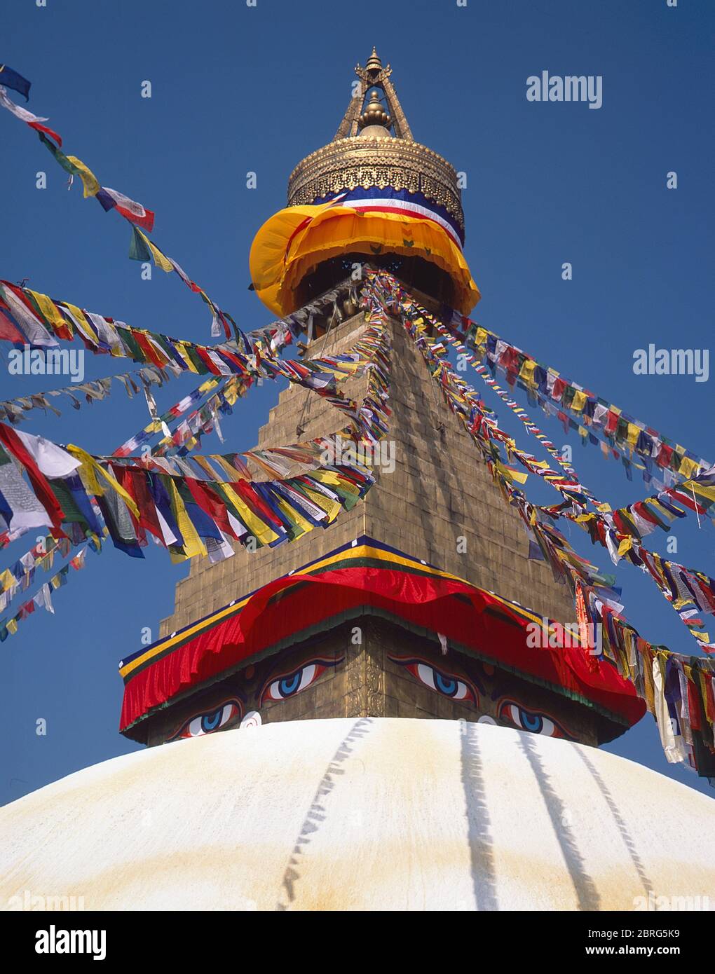 Katmandou, Bodhnath. Scènes colorées au temple bouddhiste de Budhnath connu dans le monde Stupa et Spire, qui aurait été construit autour du 15ème siècle, c'est le plus ancien et peut-être le plus coloré de tout le Népal. Banque D'Images