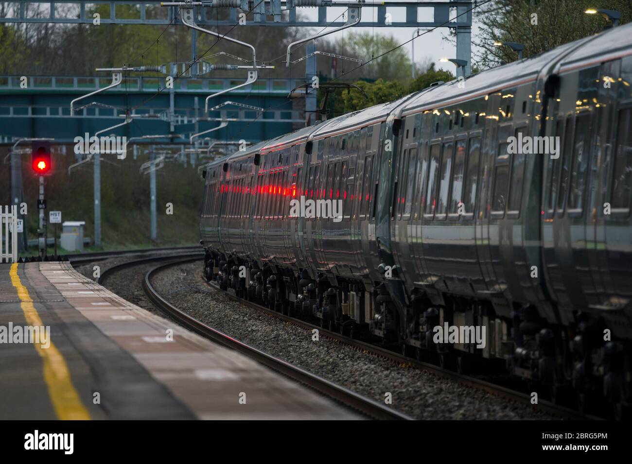 Train de passagers de classe 387 dans la grande gare Great Western Railway à la gare de Goring & Streatley, en Angleterre. Banque D'Images