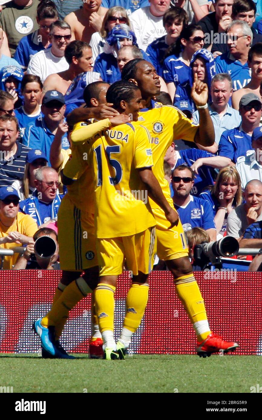 LONDRES, Royaume-Uni MAI 30 : Didier Drogba (Chelsea) célèbre son égaliseur devant les fans d'Everton lors de la finale de la coupe FA entre Chelsea et Everton chez We Banque D'Images