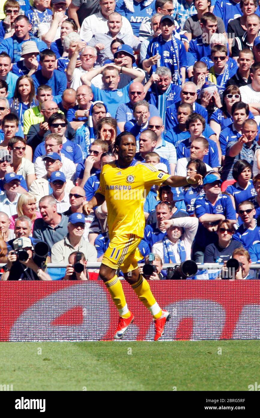 LONDRES, Royaume-Uni MAI 30 : Didier Drogba (Chelsea) célèbre son égaliseur devant les fans d'Everton lors de la finale de la coupe FA entre Chelsea et Everton chez We Banque D'Images