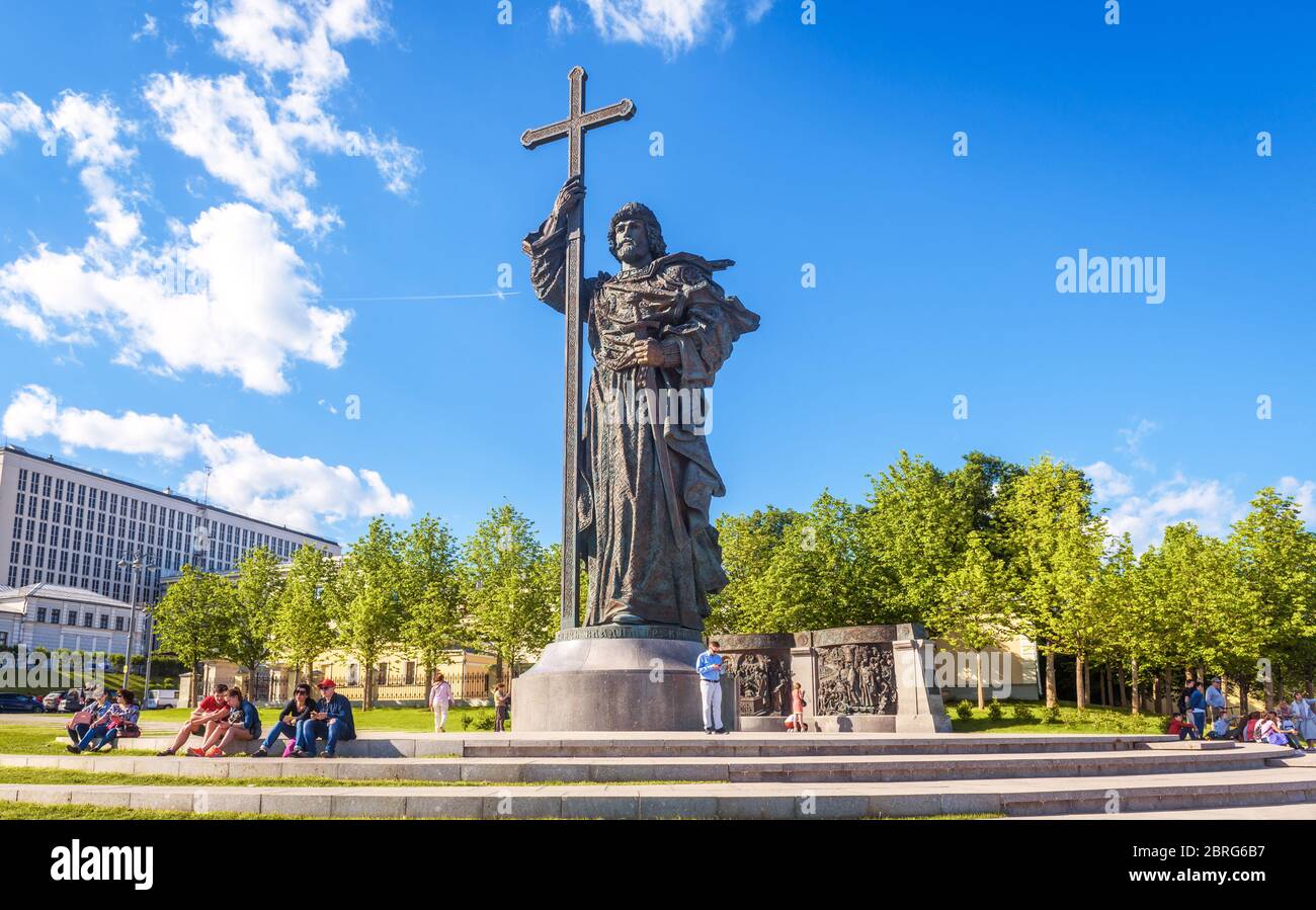 Moscou – 19 mai 2019 : monument au Saint-Prince Vladimir le Grand près du Kremlin de Moscou, Russie. Panorama de la grande statue de Saint Vladimir sur le ciel bleu Banque D'Images