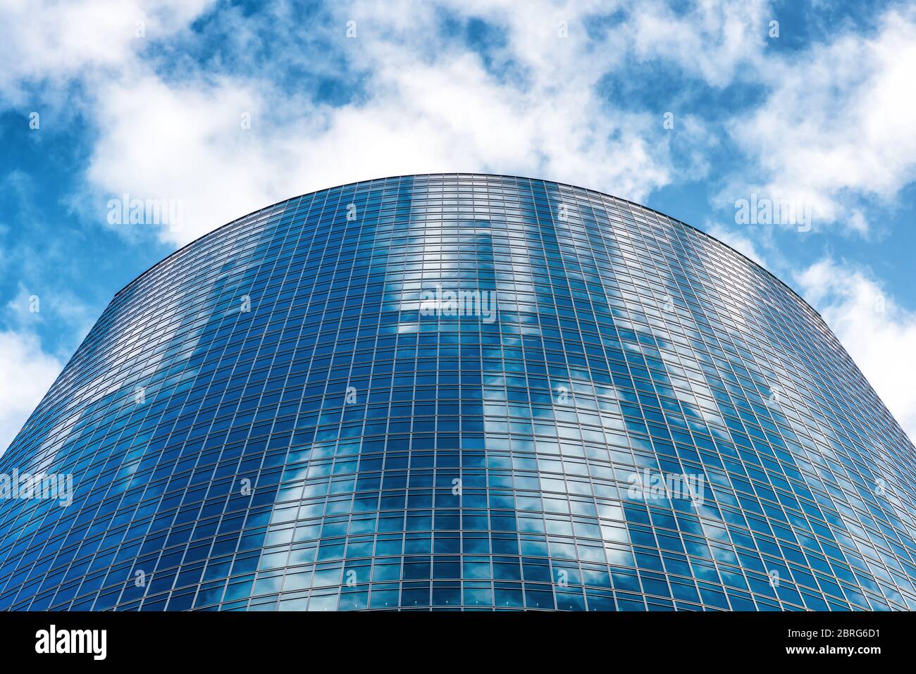 Le ciel se reflète dans un immeuble de bureaux moderne. Contexte et concept de l'architecture et de la finance modernes. Banque D'Images