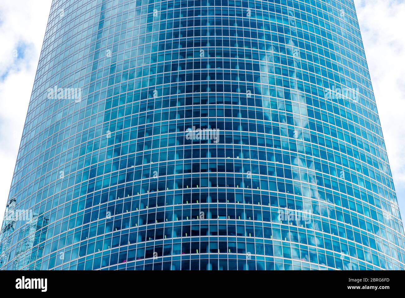 Le ciel se reflète dans un immeuble de bureaux moderne. Contexte et concept de l'architecture et de la finance modernes. Banque D'Images