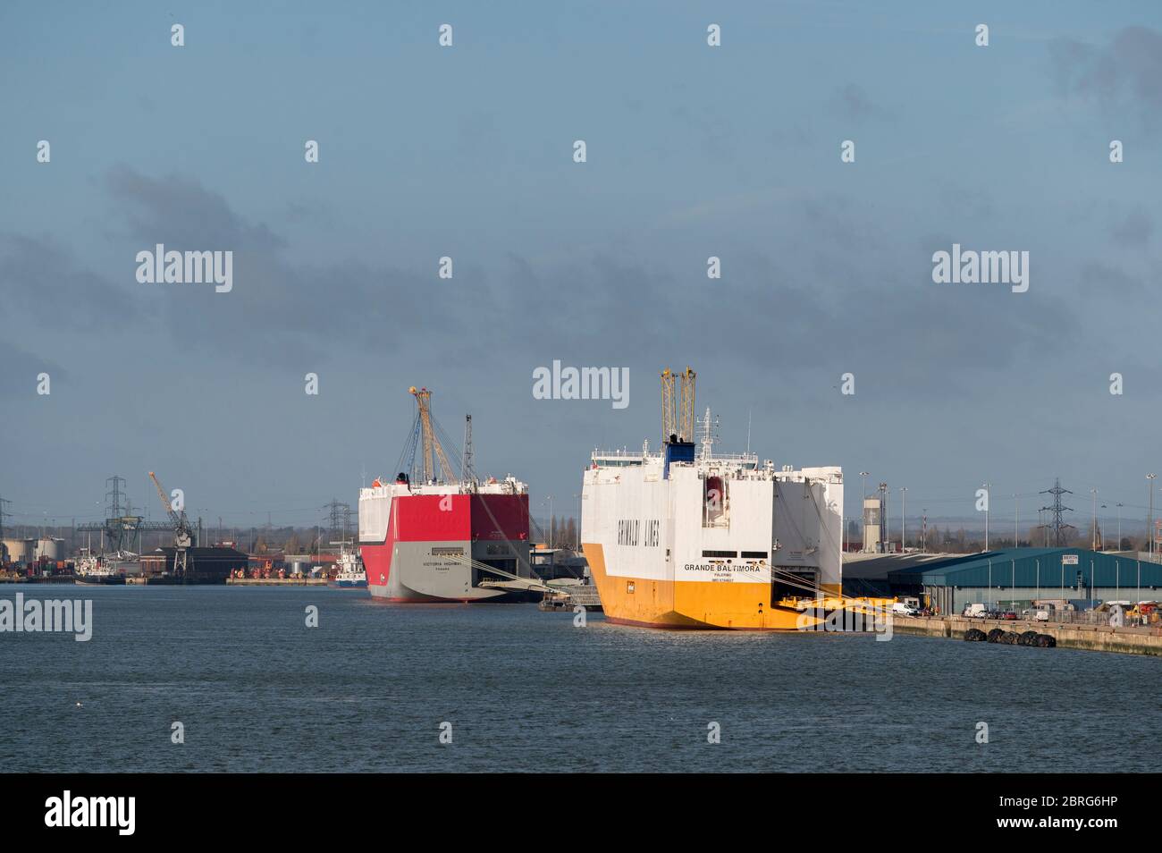 Grande Baltimora porte-véhicule navire sur le Solent, Hampshire, Angleterre. Banque D'Images