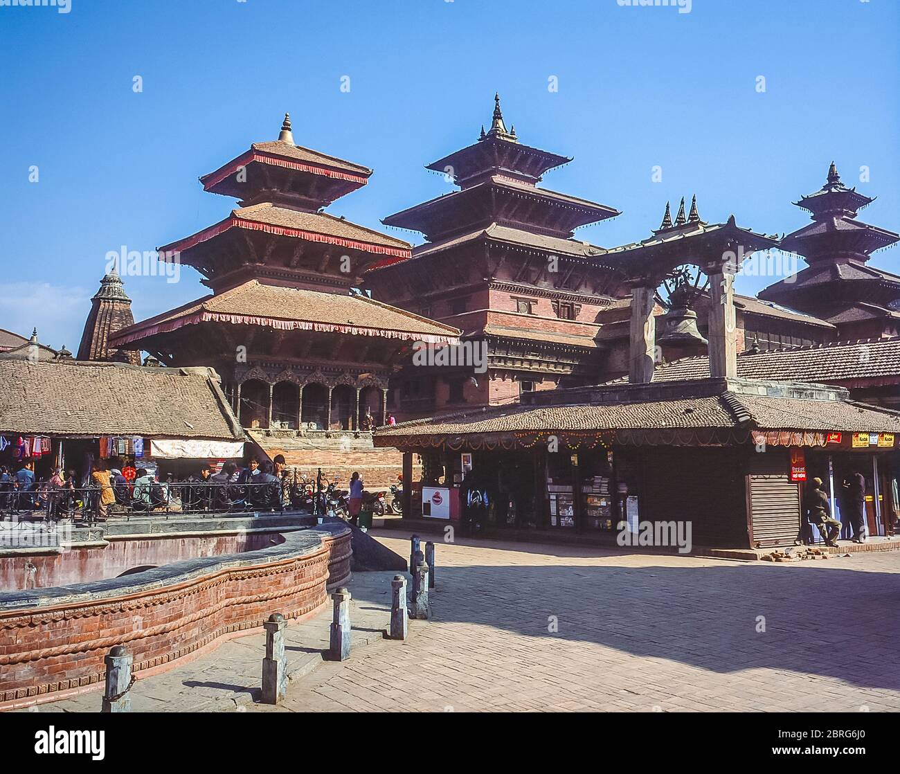 Népal, Katmandou. Scènes de rue colorées dans la place médiévale Durbar donnant sur la cloche Taleju dans la ville de Patan, datant du XVIIe siècle Banque D'Images