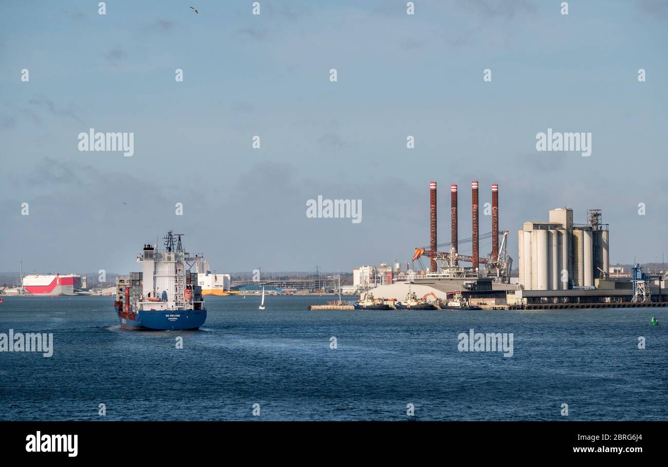 Navires sur le Solent avec la raffinerie de pétrole de Fawley en arrière-plan, Hampshire, Angleterre. Banque D'Images