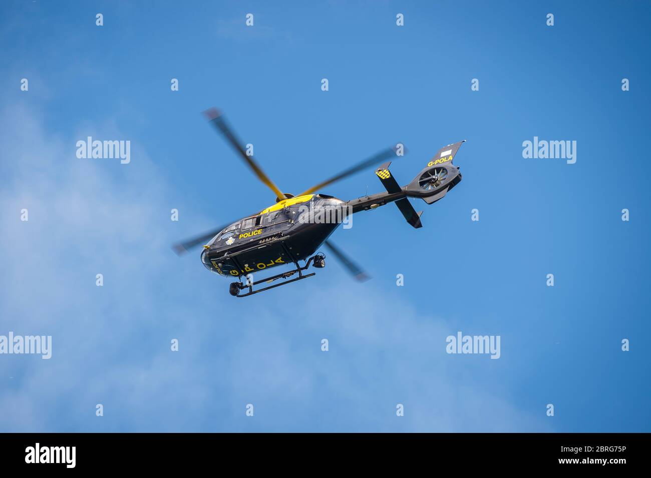 Hélicoptère de police volant au-dessus du Royaume-Uni. Banque D'Images