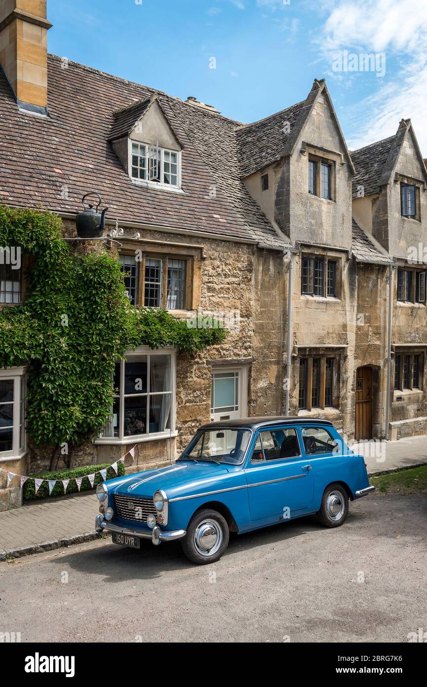 Voiture Austin classique garée dans une rue dans un village au Royaume-Uni. Banque D'Images