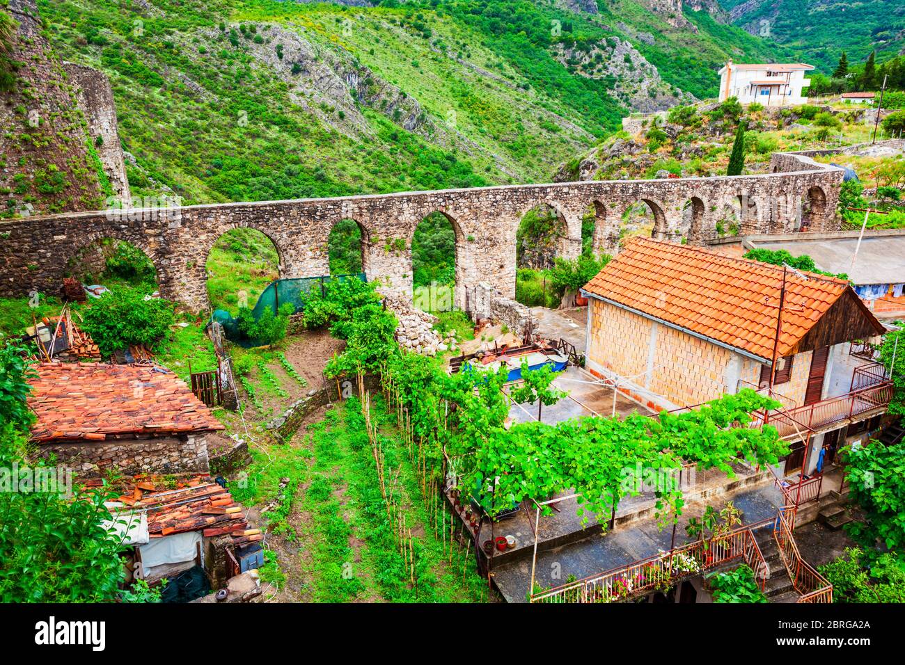 Ruines médiévales de l'aqueduc et maisons locales dans le Stari Grad Bar ou la vieille ville de Bar, une petite ville du Monténégro Banque D'Images
