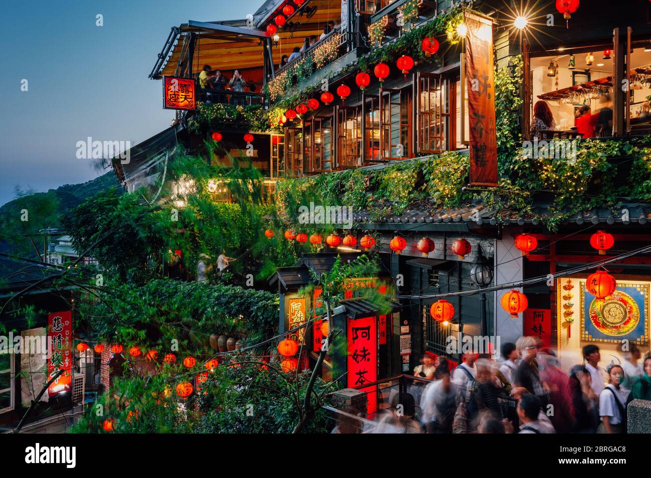 Jiufen Taiwan Le 7 Novembre 18 Les Touristes A Pied A Travers Le Celebre Escalier En Face De L Ancien Salon De The Decore Avec Des Lanternes Chinoises Jiufen Vieux Str