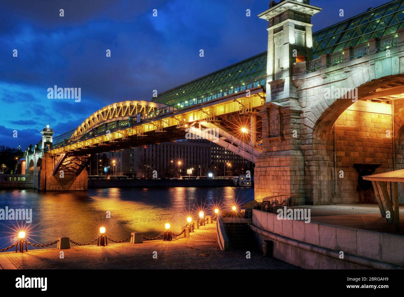 Pont de Pouchkinsky sur la rivière Moskva la nuit à Moscou, Russie. Belle vue sur l'architecture de Moscou avec lumières au crépuscule. Banque D'Images