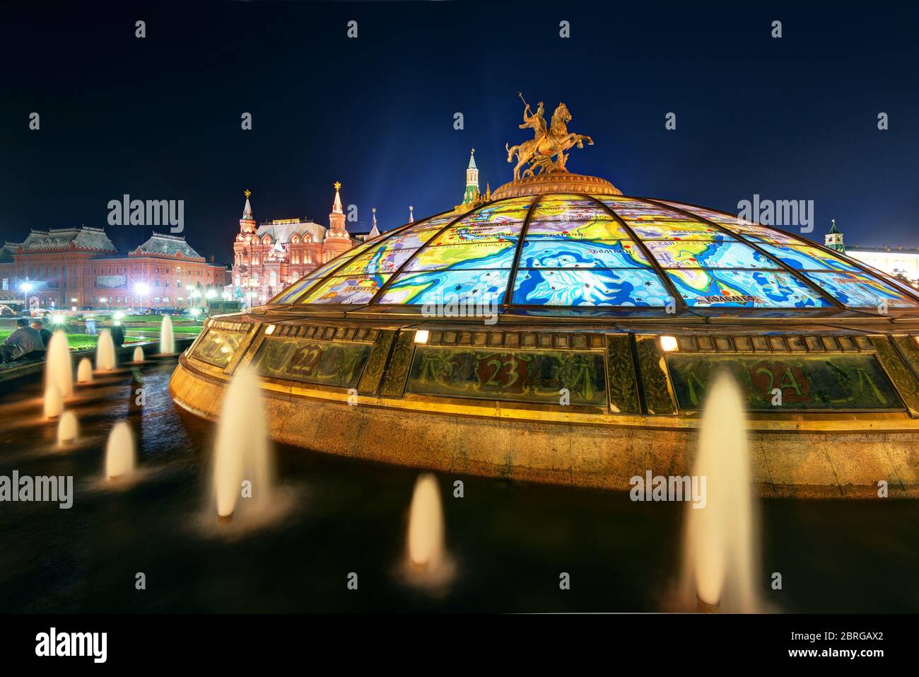 Coupole de verre couronnée par une statue de Saint George, patron de Moscou, sur la place Manège à Moscou, en Russie Banque D'Images