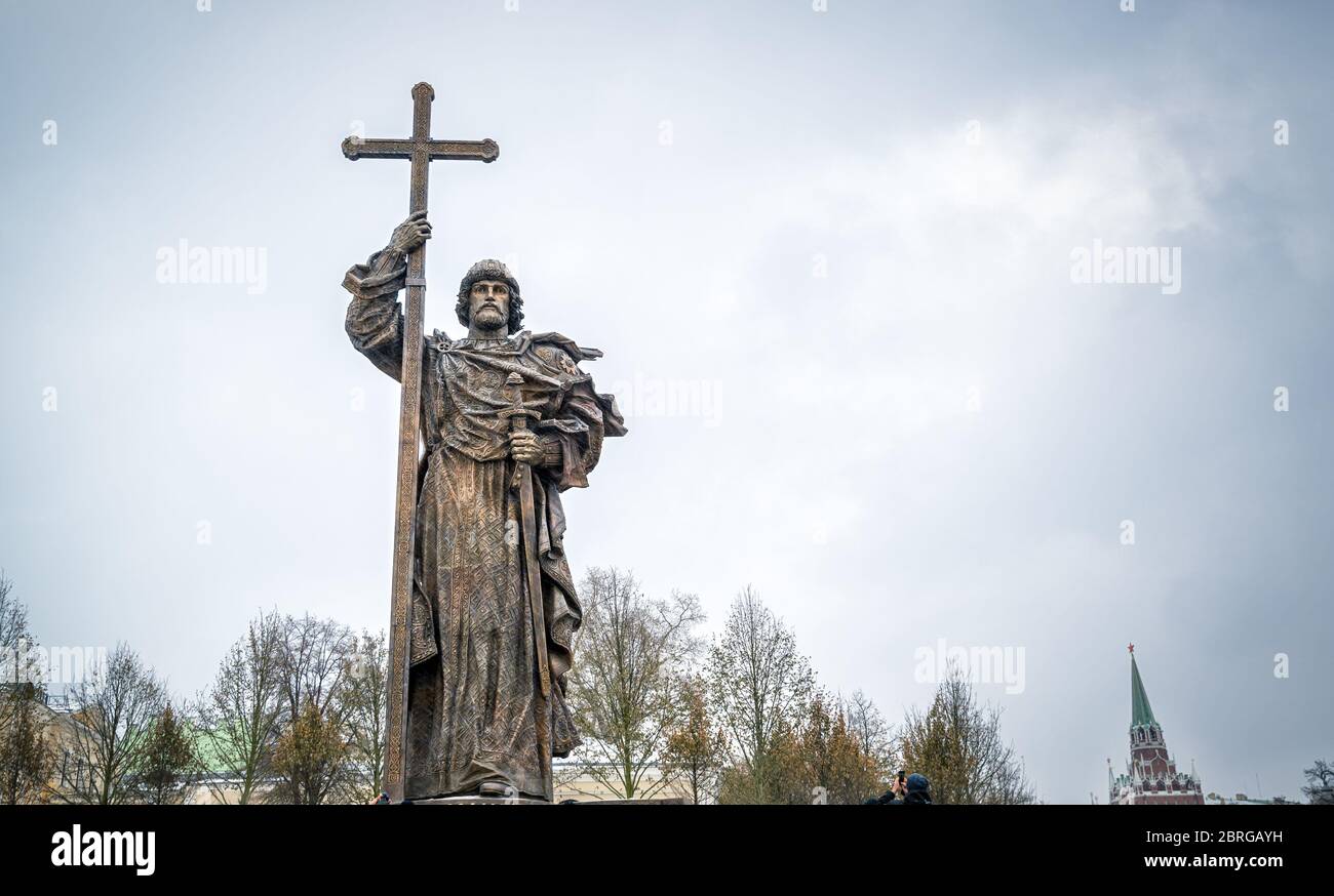 MOSCOU, RUSSIE - 4 NOVEMBRE 2016 : monument du Saint-Prince Vladimir le Grand sur la place Borovitskaya près du Kremlin. Vladimir est crédité avec le moi Banque D'Images