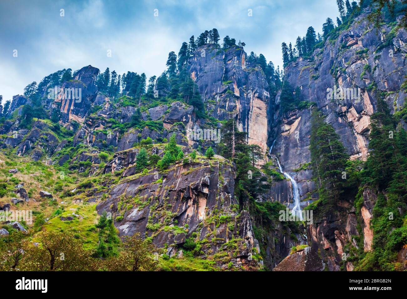 Cascade de Yogini près de Vashisht et du village de Manali dans l'Himalaya, Himachal Pradesh dans le nord de l'Inde Banque D'Images