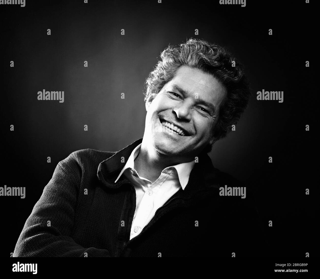 Portrait studio d'un homme d'âge moyen souriant Banque D'Images