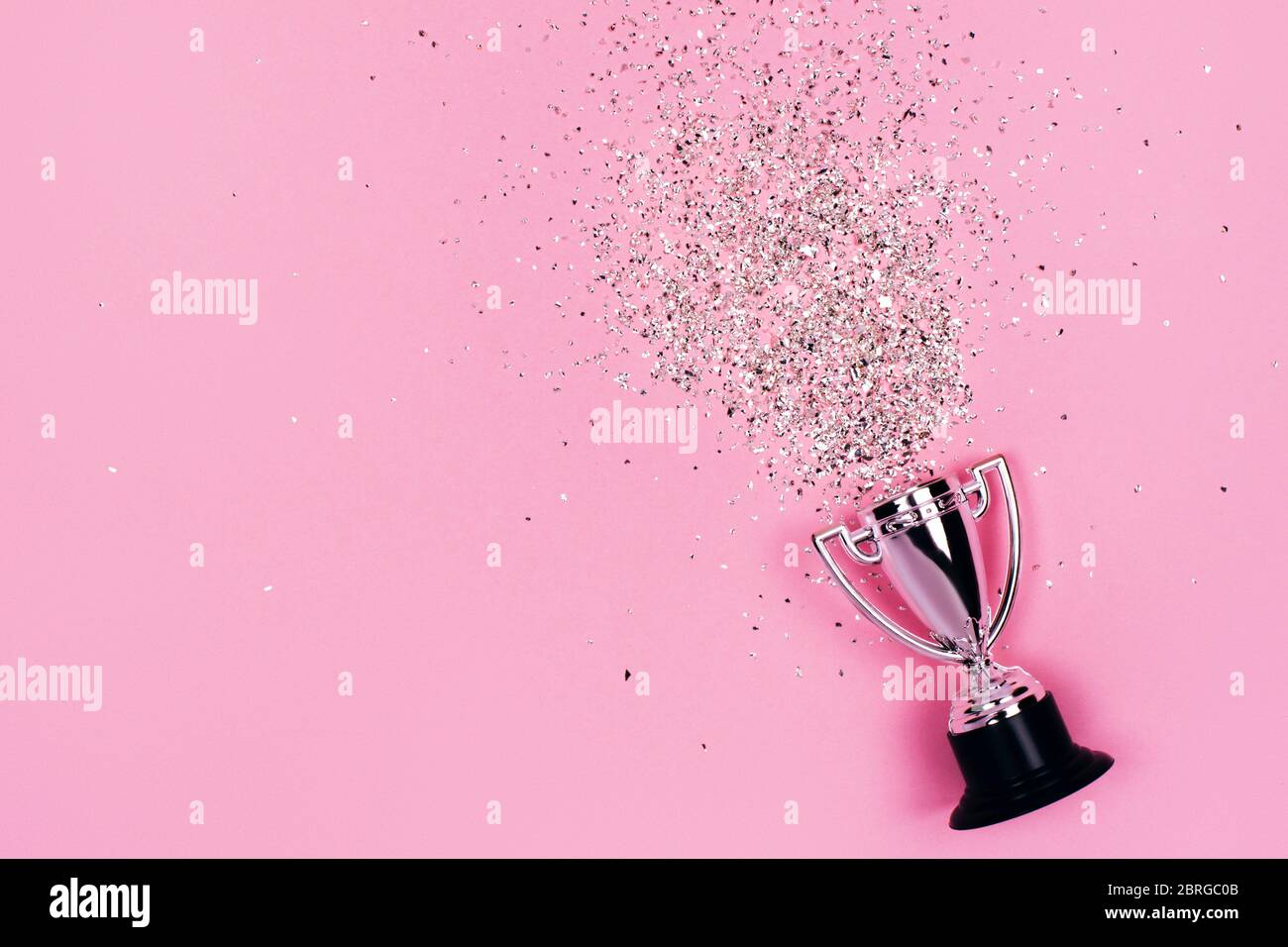 Une tasse de gagnants argentés avec des taches sur un fond pastel. Bannière avec espace de copie. Style plat. Banque D'Images