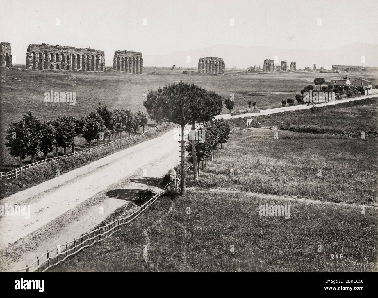 Photographie ancienne de la fin du 19th siècle - voie Appienne et vue de l'ancien aqueduc romain, près de Rome Italie. Banque D'Images