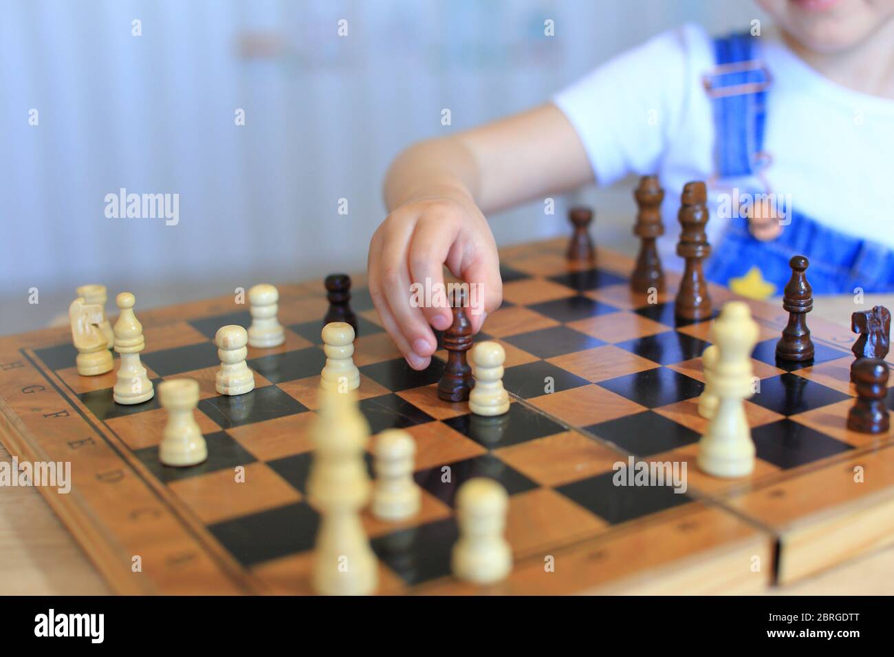 Les enfants isolés apprennent à distance une partie d'échecs. Banque D'Images