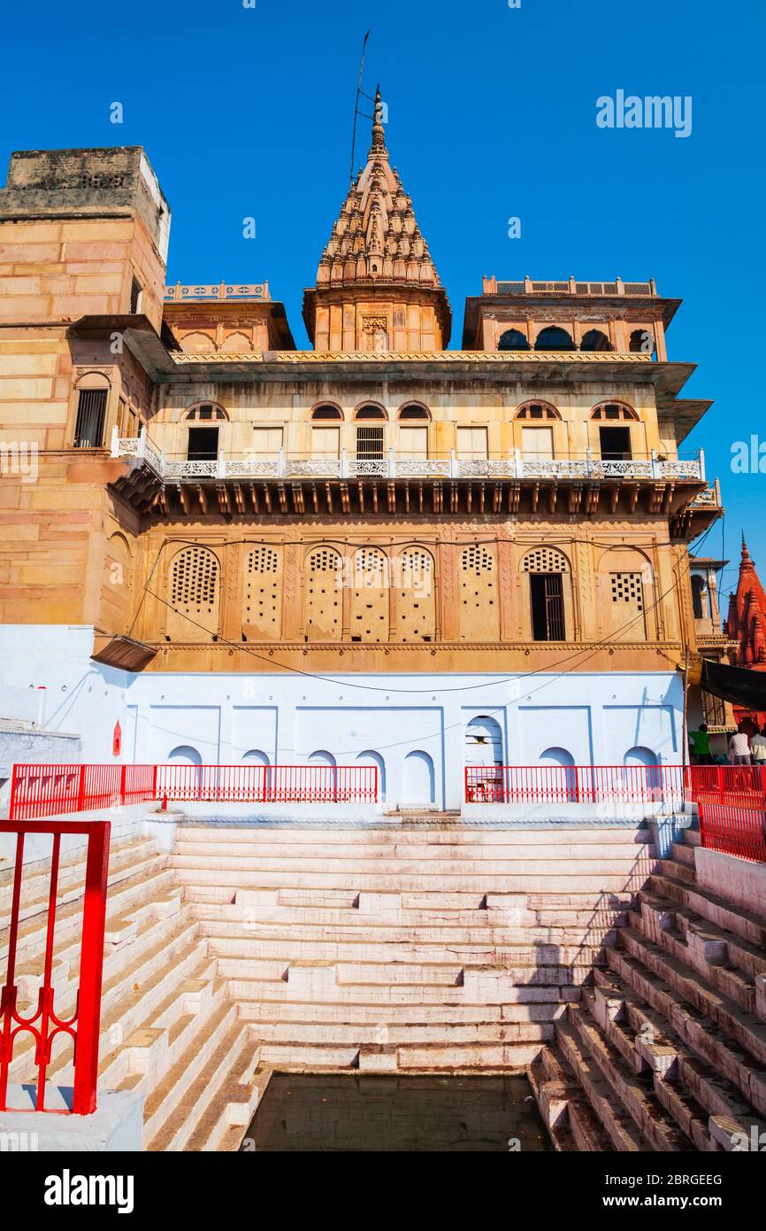 Le Kund de Manikarnika et le temple de Shiva sont situés dans le Gange dans la ville de Varanasi, dans l'État de l'Uttar Pradesh, dans le nord de l'Inde Banque D'Images
