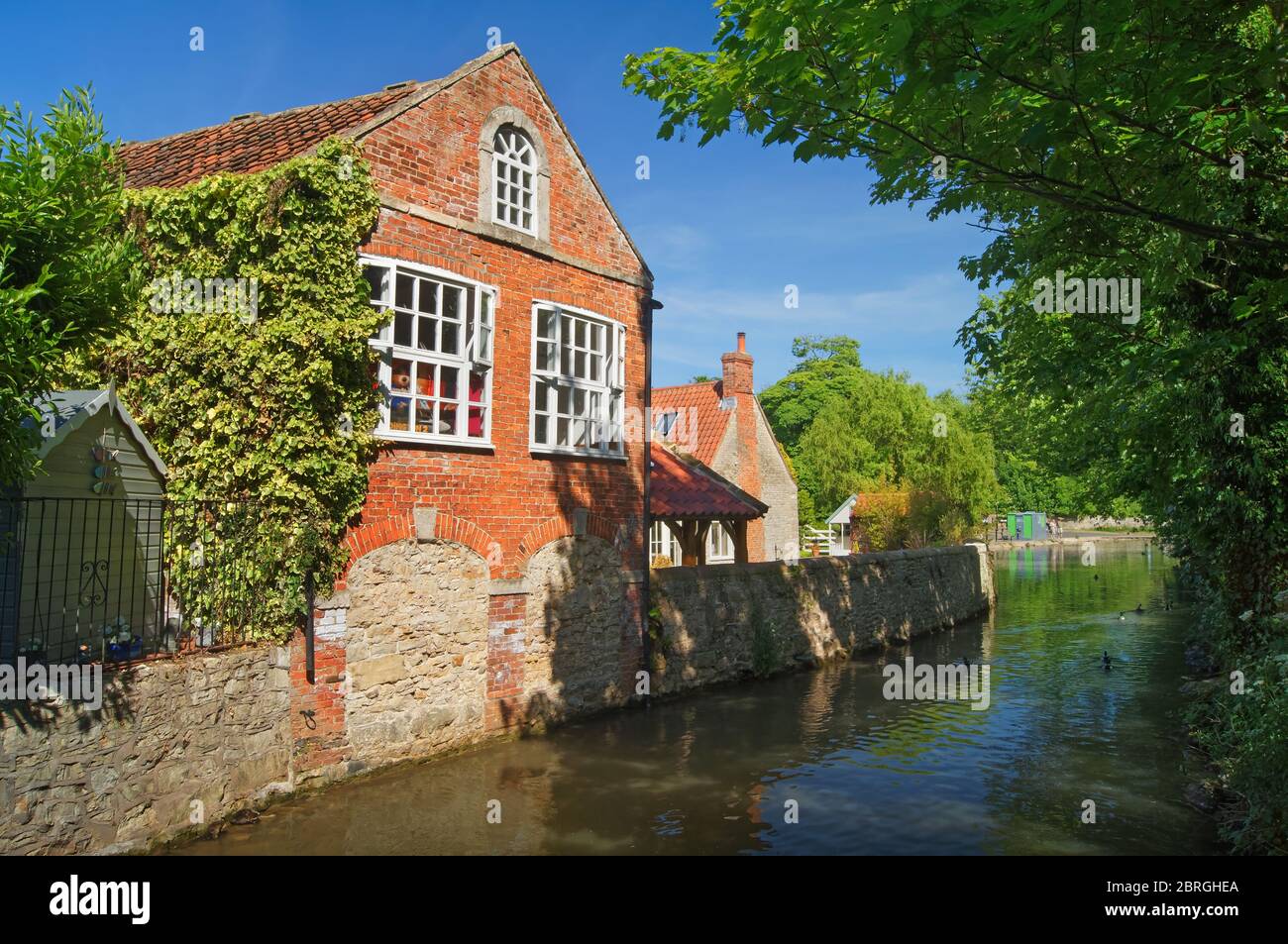 Royaume-Uni,Yorkshire du Sud,Doncaster,Tickhill,Maisons autour de Mill Pond Banque D'Images