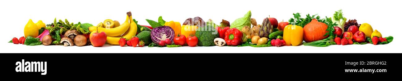 Arrangement de fruits et légumes dans de nombreuses couleurs appétissantes dans une rangée, concept pour un mode de vie et de forme physique basés sur les plantes, super grand format ID Banque D'Images