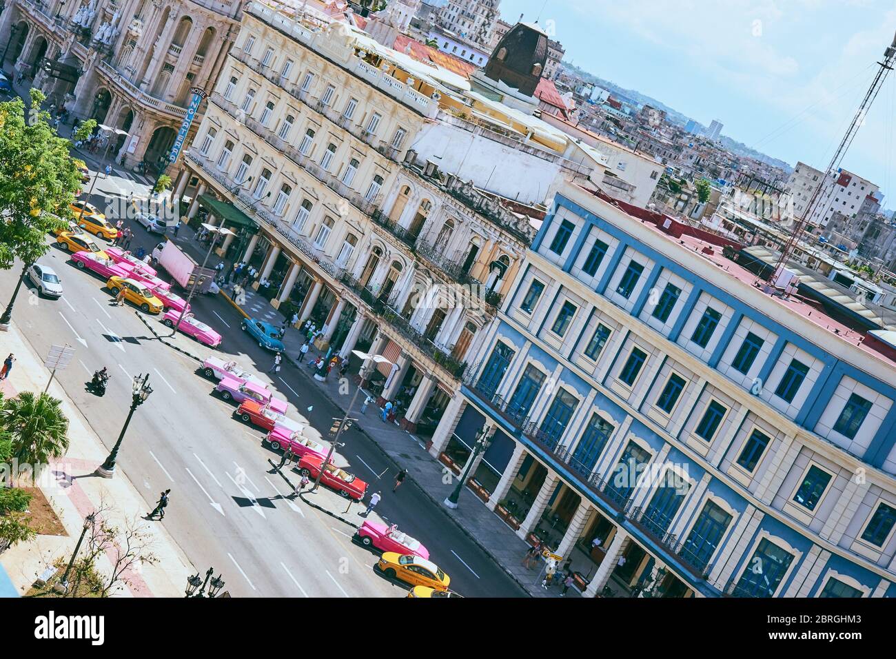 Voitures classiques roses de Cuba Banque D'Images