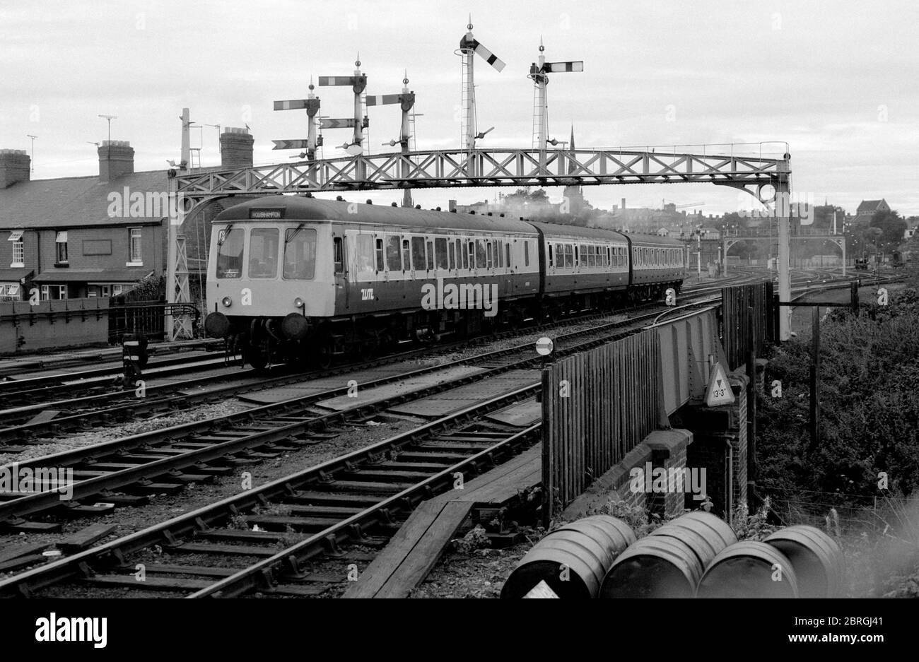 Un train de 3 voitures diesel à unités multiples passe le bras de signalisation à Shrewsbury, Angleterre, Royaume-Uni. 27 septembre 1986. Banque D'Images
