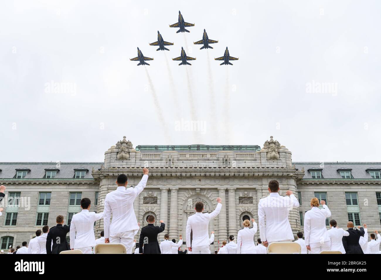 Annapolis, États-Unis d'Amérique. 20 mai 2020. Annapolis, États-Unis d'Amérique. 20 mai 2020. L'escadron de démonstration de vol de la marine américaine, les Blue Angels, survole Bancroft Hall à la fin de la cinquième épreuve d'assermentation pour la classe de l'Académie navale de 2020 en vertu de la COVID-19, règlement de distanciation sociale pandémique du coronavirus le 20 mai 2020 à Annapolis, Maryland. Environ 1,000 midshipmen seront diplômés et assermentés au cours de cinq événements et d'une cérémonie virtuelle. Crédit : Dana Legg/DOD photo/Alay Live News Banque D'Images