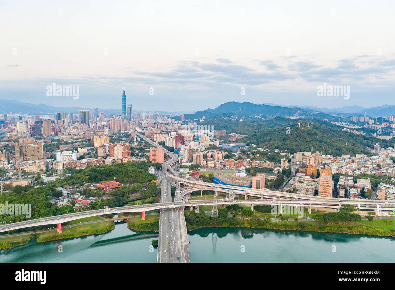 Vue aérienne de Taipei - image du concept d'affaires de l'Asie, panoramique moderne paysage urbain bâtiment vue d'oiseau sous le lever du soleil et le ciel bleu clair du matin, Banque D'Images