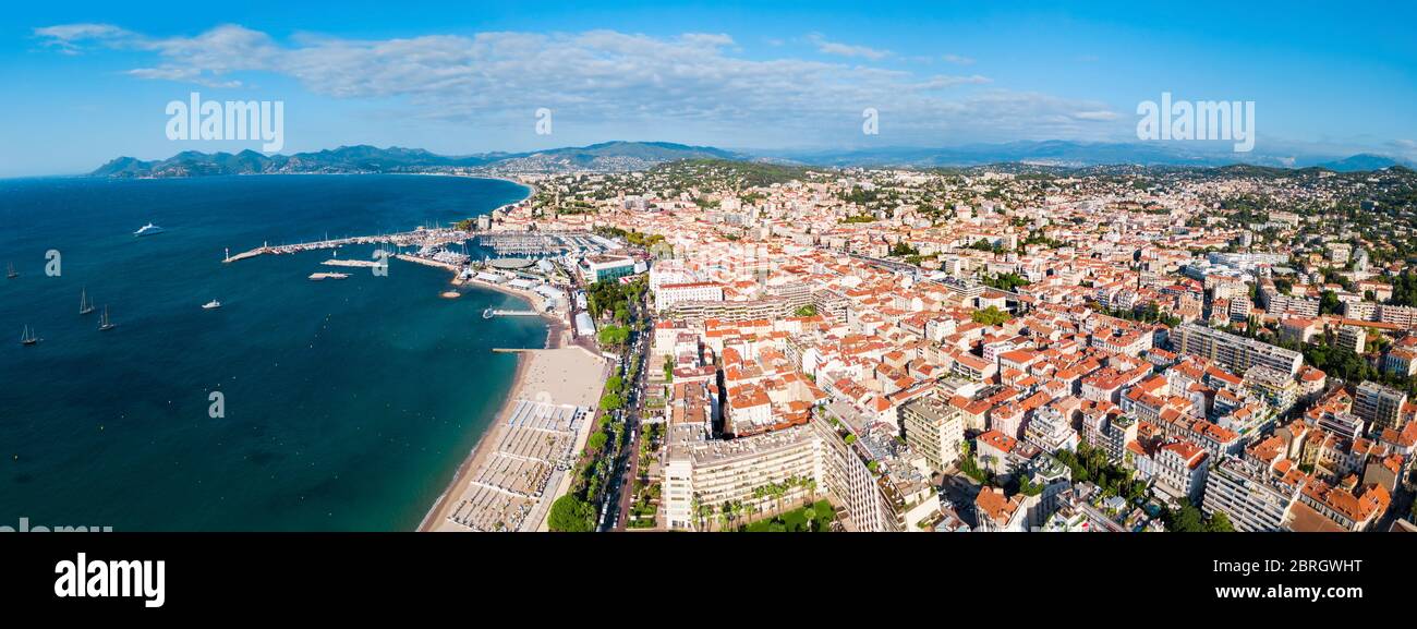 Plage de Cannes vue panoramique aérienne. Cannes est une ville située