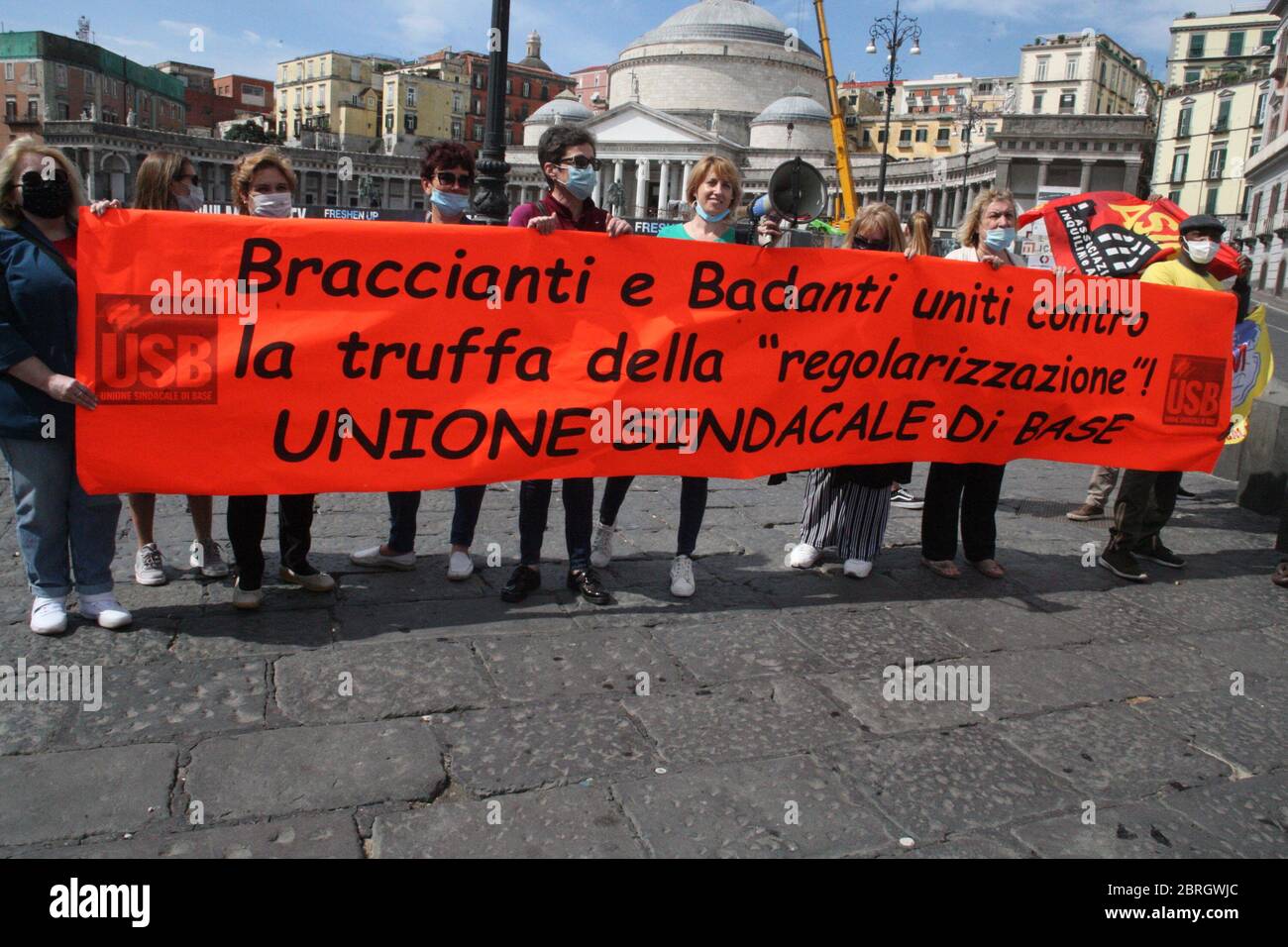 Naples, Italie. 21 mai 2020. Mobilisation pour protester contre la non-régularisation des migrants qui travaillent dans des camps italiens sans permis de séjour ou contrat régulier et qui, pour des raisons bureaucratiques, ne seront pas inclus dans le plan inclus dans le décret "RILANCIO". (Photo de Salvatore Esposito/Pacific Press) crédit: Pacific Press Agency/Alay Live News Banque D'Images