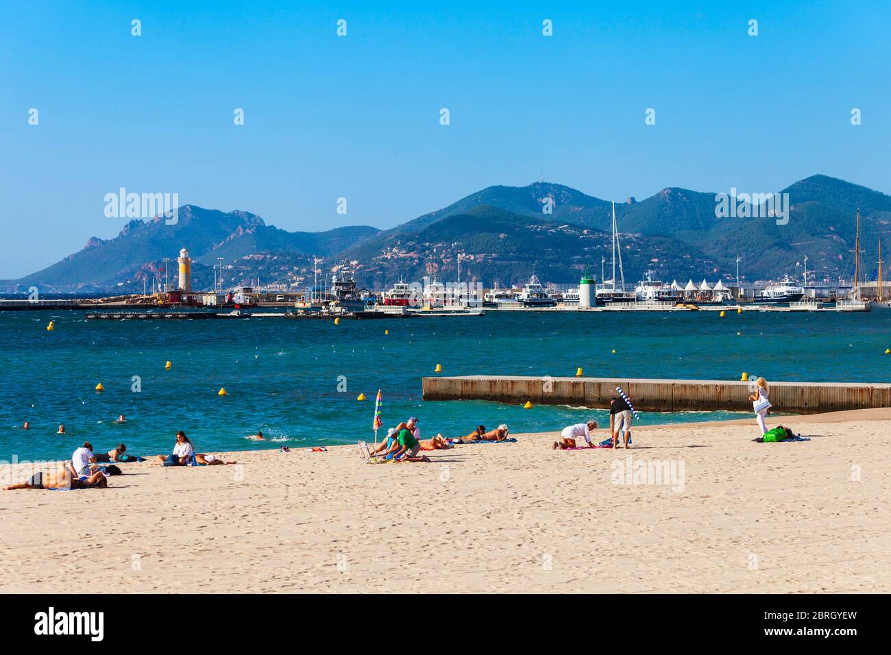 Plage de sable de beauté à Cannes en Côte d'Azur dans le sud de la France Banque D'Images