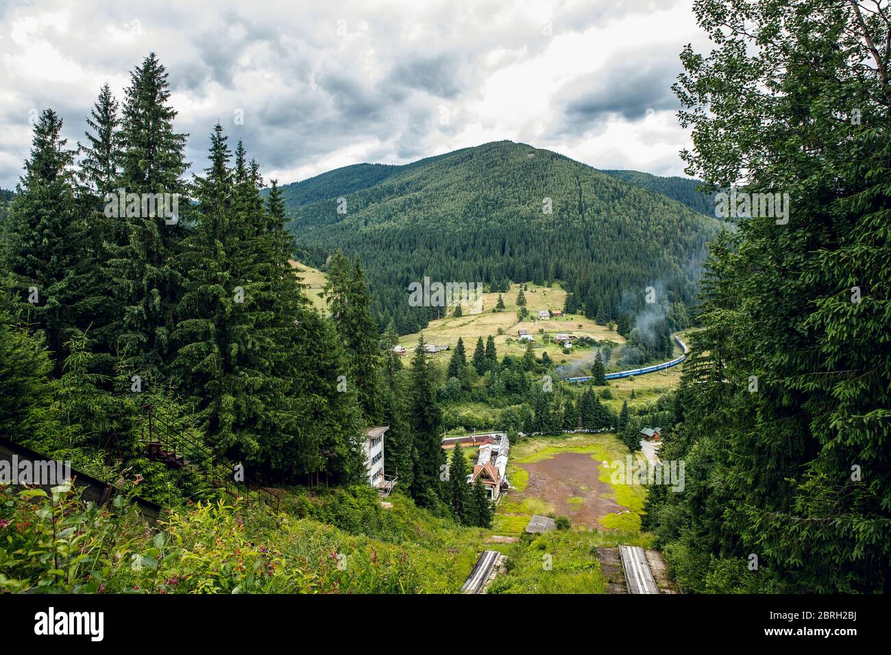 Un long train dans les montagnes des Carpates. Paysage lumineux et train. Banque D'Images