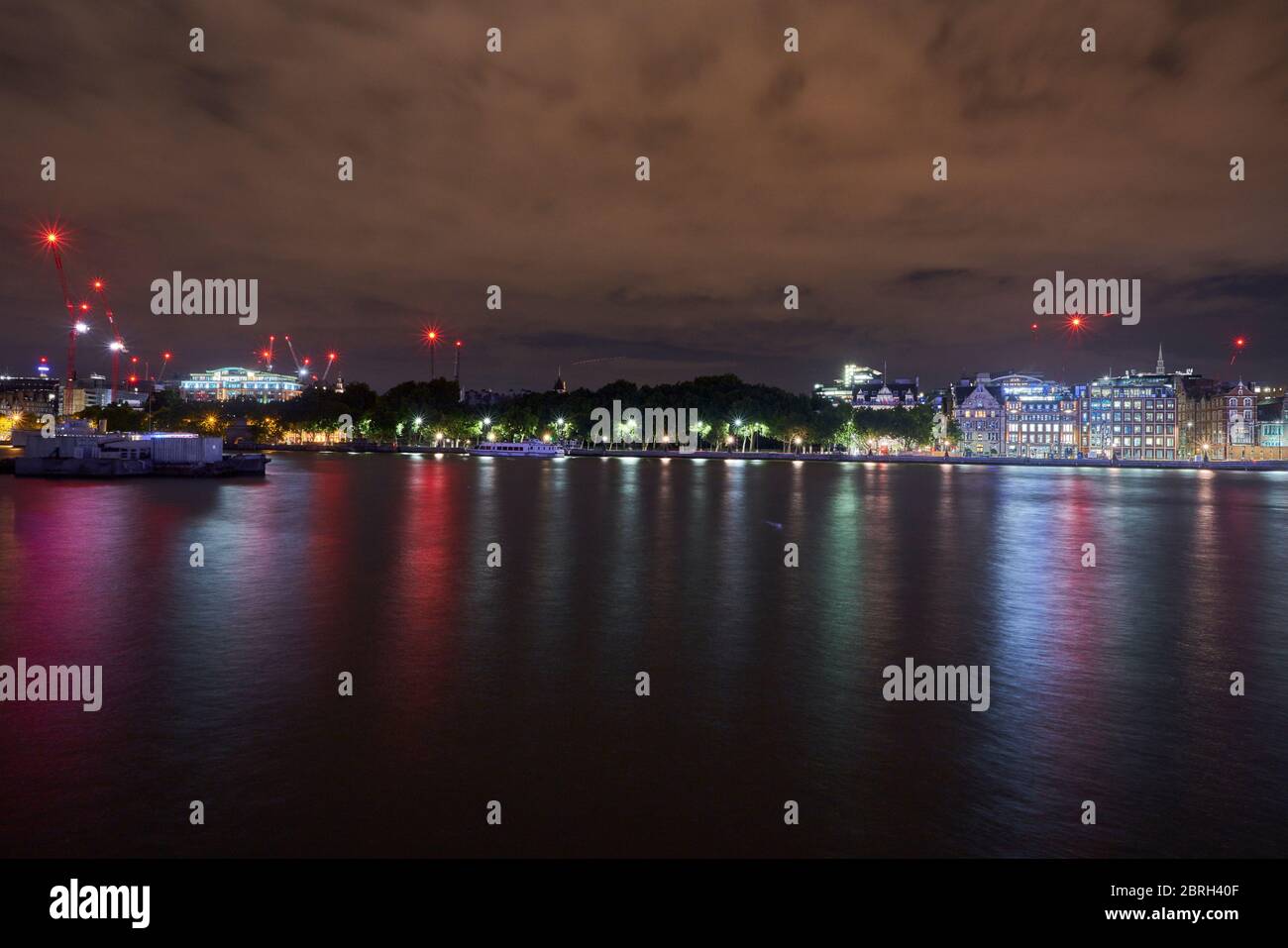 Photo de nuit sur l'eau de la tamise avec les réflexions des lumières sur l'eau, avec la cathédrale Banque D'Images