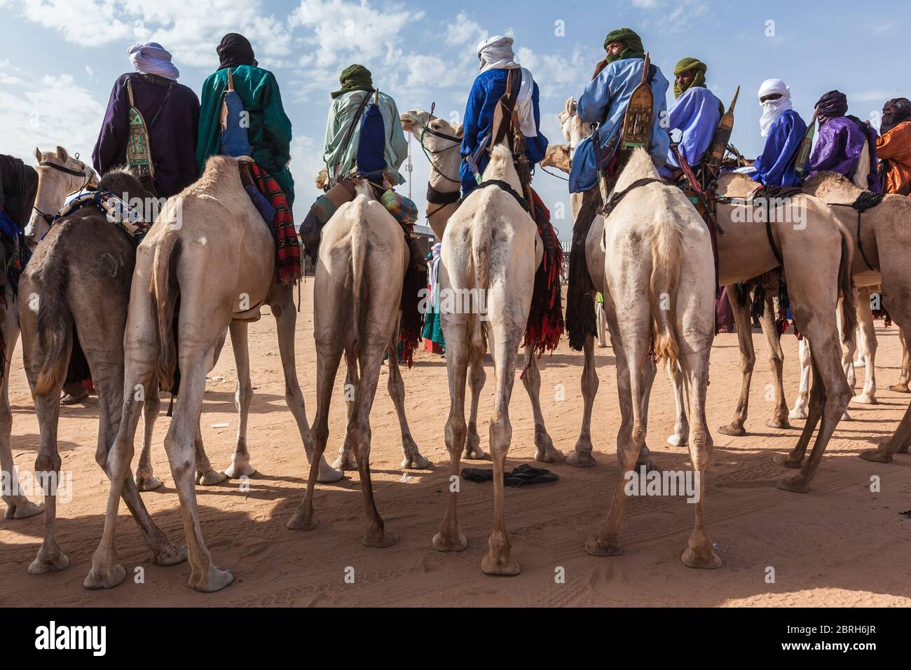 tuareg dans des vêtements traditionnels assis sur des chameaux dans le désert Banque D'Images