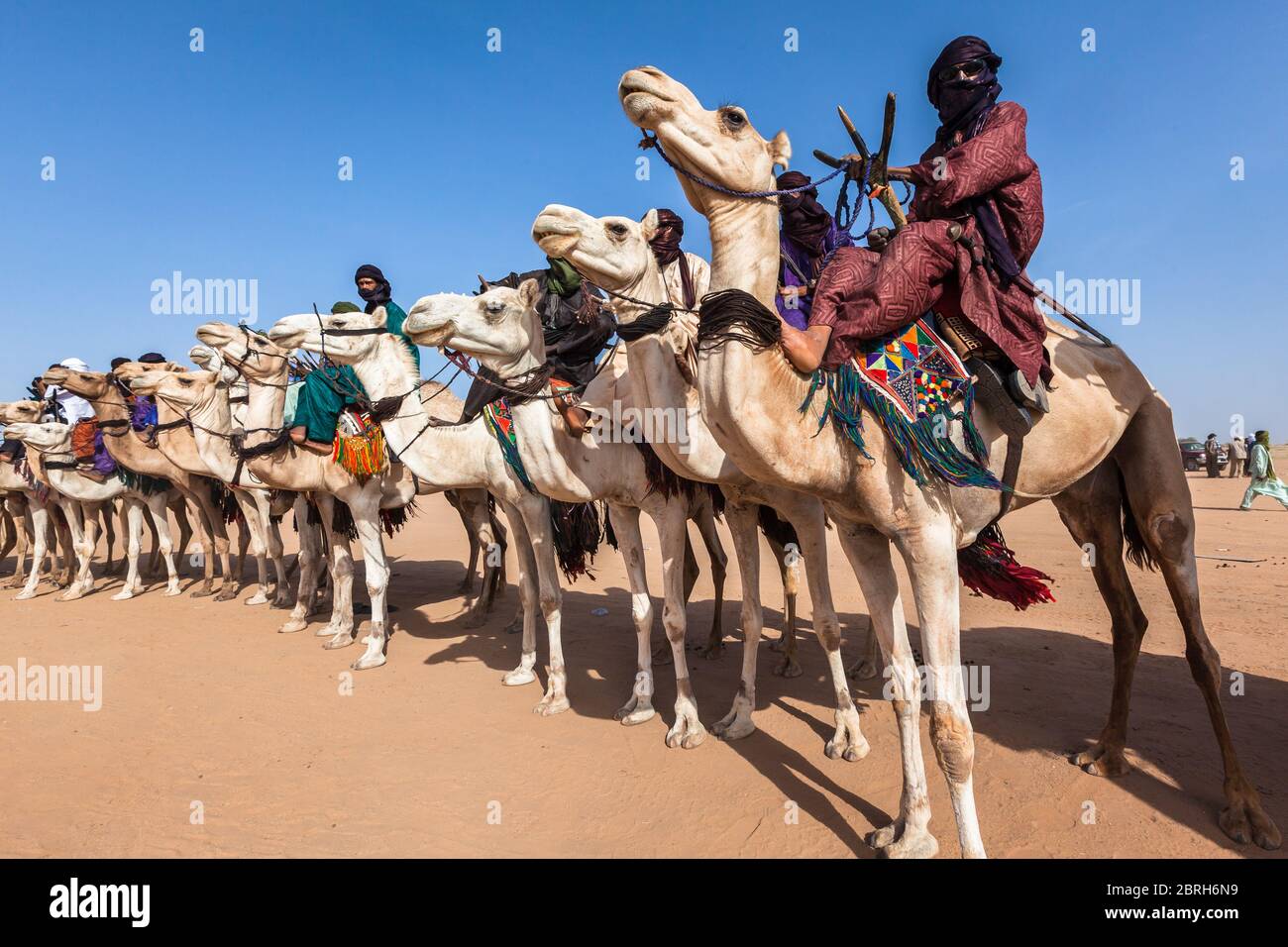 tuareg dans des vêtements traditionnels assis sur des chameaux dans le désert Banque D'Images