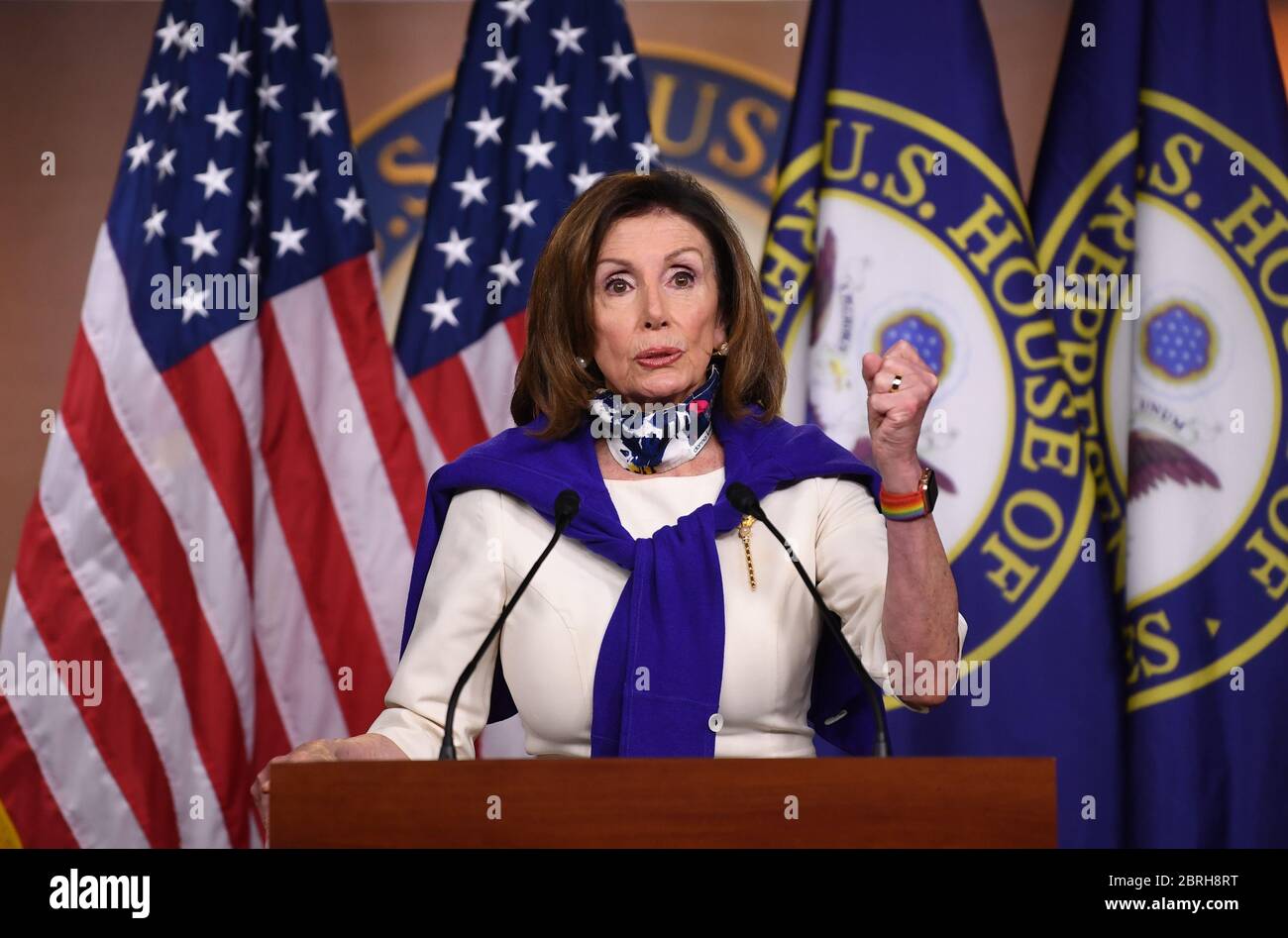 Washington, États-Unis. 21 mai 2020. La Présidente de la Chambre Nancy Pelosi, D-Californie, prend la parole lors d'une conférence de presse sur le droit de vote et le vote par courrier à l'occasion de l'anniversaire de l'adoption par la Chambre du 19e amendement, le suffrage des femmes, à Capitol Hill, à Washington, DC, le jeudi 21 mai 2020. Photo de Kevin Dietsch/UPI crédit: UPI/Alay Live News Banque D'Images