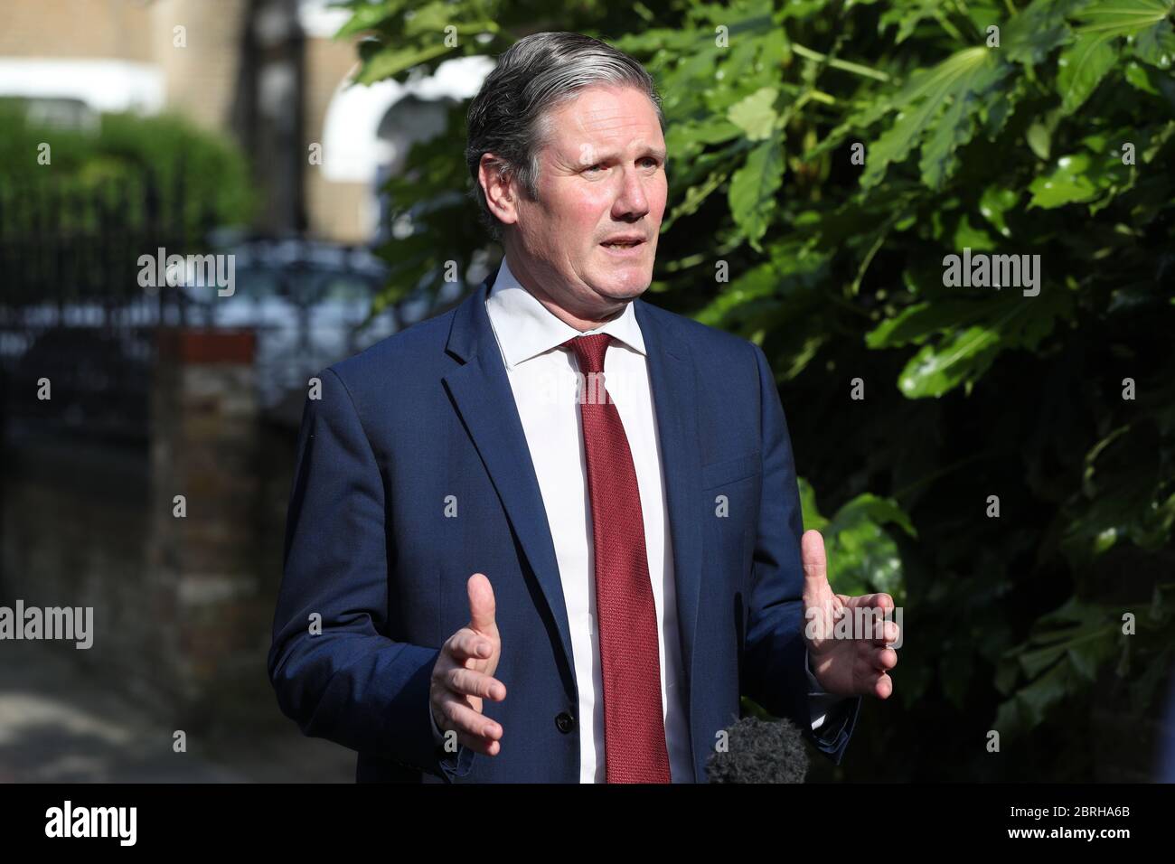 Le chef du travail Sir Keir Starmer enregistrant une pièce à filmer à l'extérieur de son domicile, dans le nord de Londres, alors que Downing Street annonçait un demi-tour sur la surtaxe du NHS, disant que le personnel de santé et de soins à l'étranger sera exempté des frais imposés aux migrants pour payer le NHS. Banque D'Images