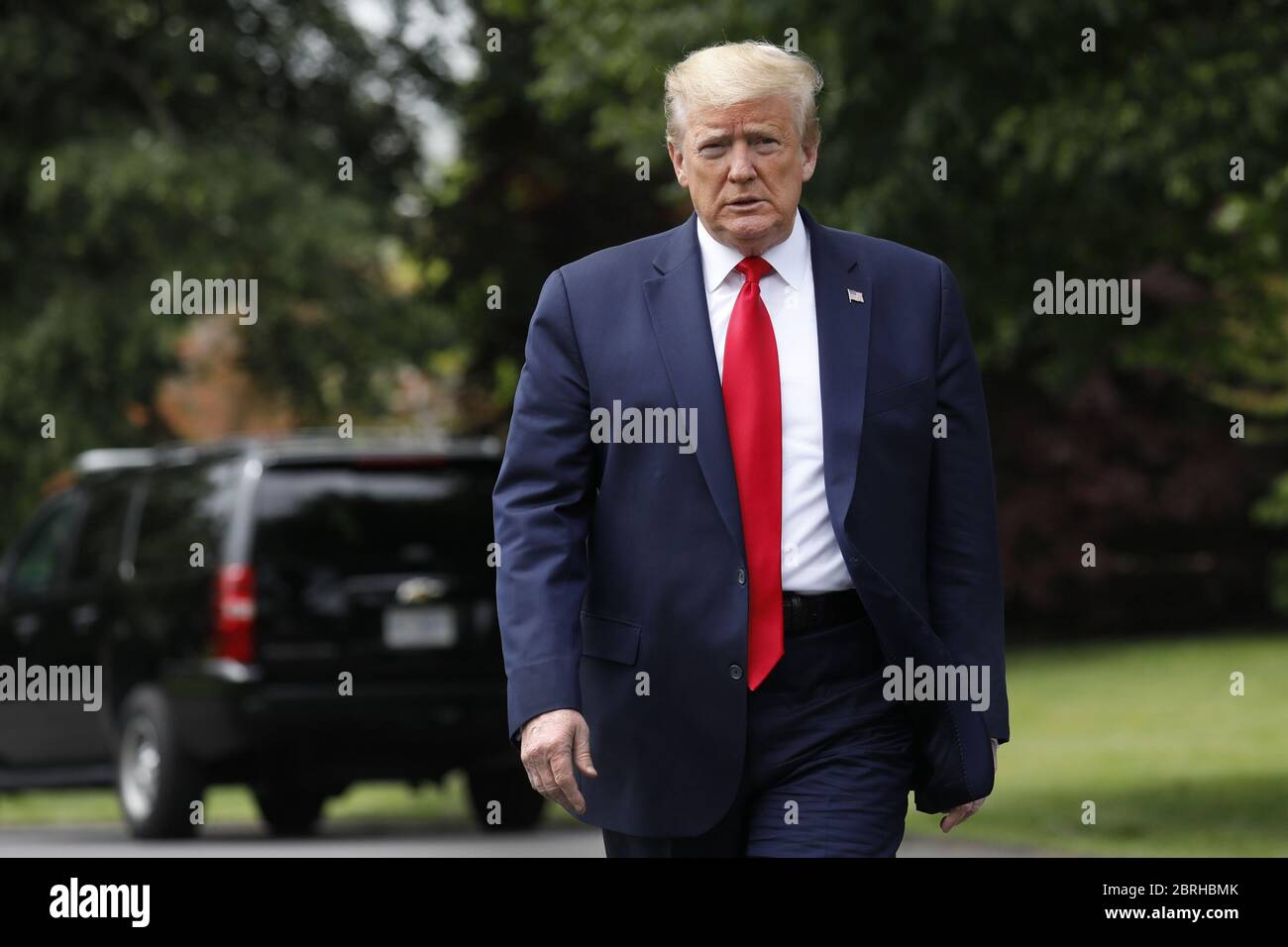 Washington, États-Unis. 21 mai 2020. Le président américain Donald Trump marche sur la pelouse sud de la Maison Blanche à Washington avant son départ au Michigan le jeudi 21 mai 2020. Trump est en voyage d'une journée pour visiter une usine Ford. Photo par Yuri Gripas/UPI crédit: UPI/Alay Live News Banque D'Images