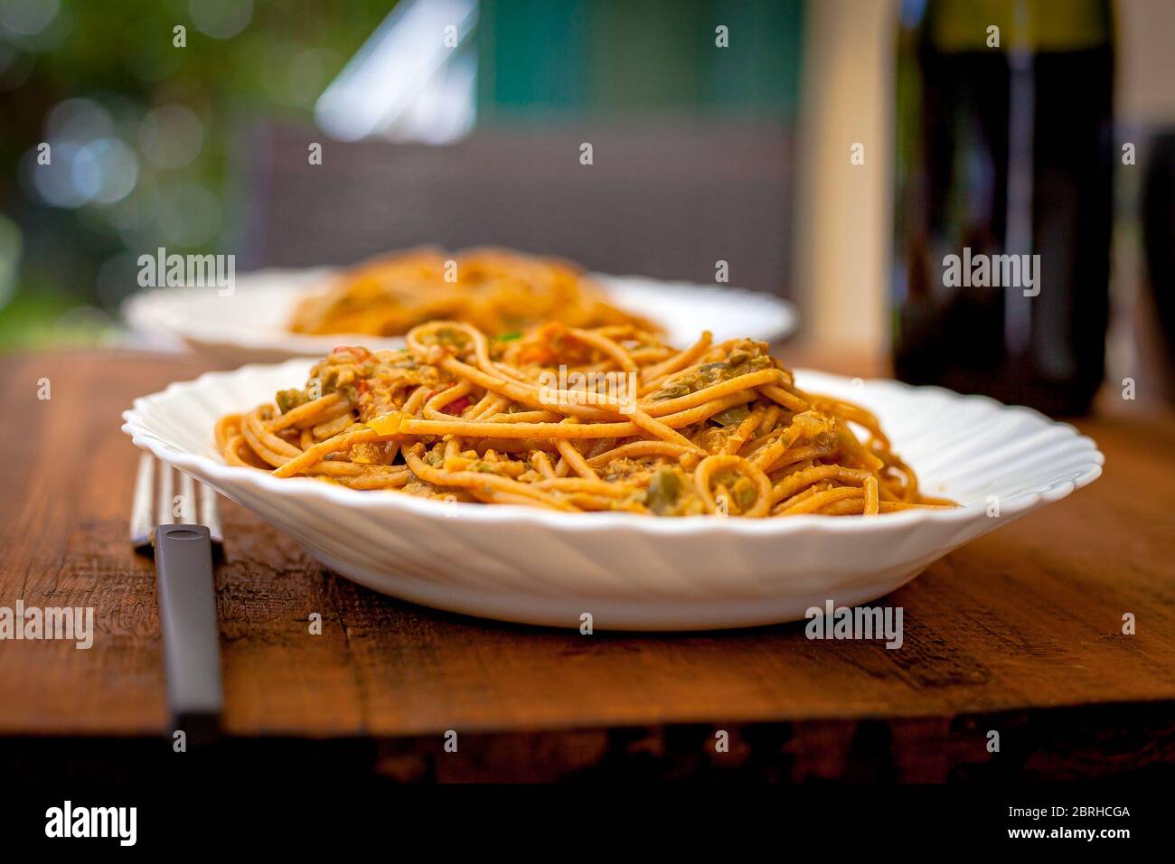 Gros plan de la assiette de spaghetti à la baleine avec du thon et des olives Banque D'Images