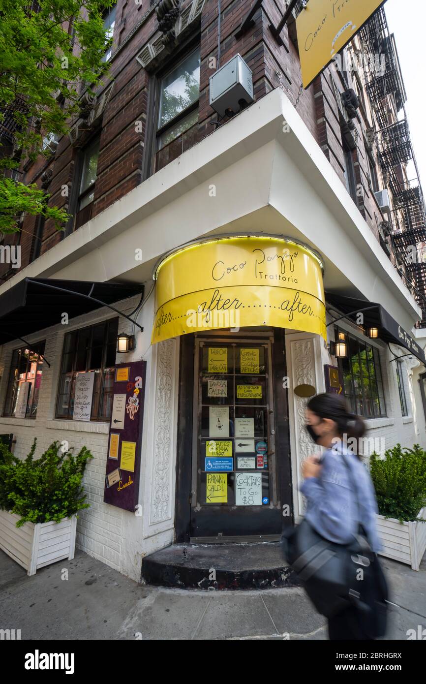 Inscrivez-vous pour prendre le véhicule au magasin Restaurant de Greenwich Village pendant la quarantaine pour l'État de New York sur ORDRE DE PAUSE de COVID-19 à New York NY USA Banque D'Images