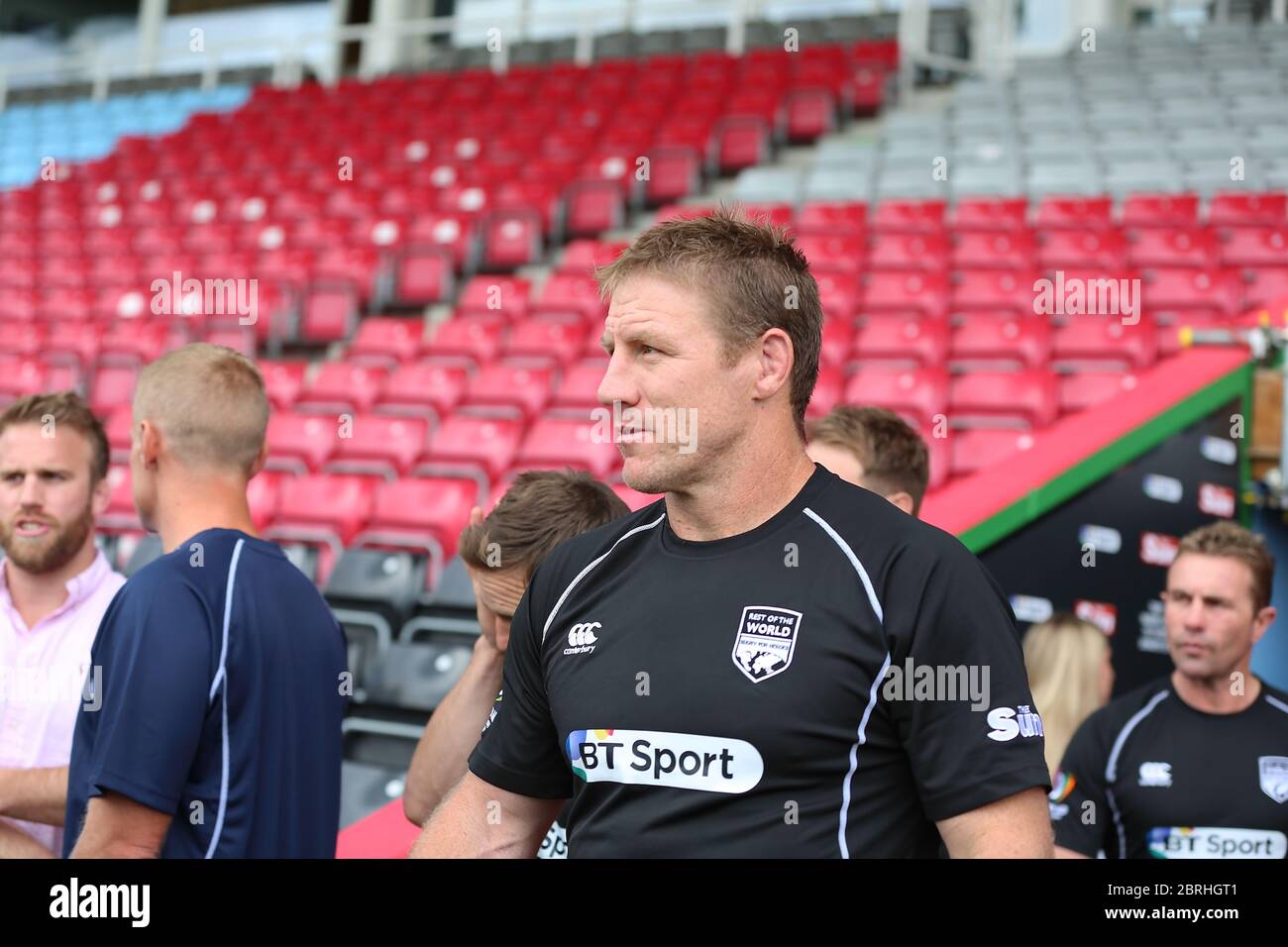 Fabriqué dans les répétitions Jamie Laing de Chelsea pour Rugby Aid for Heroes 2015. Le premier match de rugby à XV, avec d'anciens joueurs internationaux, des célébrités et des membres actifs des forces armées, a eu lieu au stade de Twickenham Stoop le vendredi 4 septembre. Le match a été montré en direct sur BT Sport. Il a amasser des fonds et la sensibilisation par le sport du rugby , la communauté des fans et le réseau plus large de joueurs professionnels pour soutenir le personnel militaire faisant la transition du service militaire à la vie civile . Banque D'Images