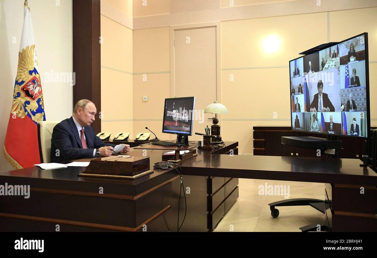 Novo-Ogaryovo, Russie. 21 mai 2020. Le Président russe Vladimir Poutine, préside une réunion par vidéoconférence pour discuter du système actuel d'éducation dans le cadre de la COVID-19, pandémie de la résidence d'état de Novo-Ogaryovo le 21 mai 2020 en dehors de Moscou, Russie. Crédit: Aleksey Nikolskyi/Kremlin Pool/Alay Live News Banque D'Images