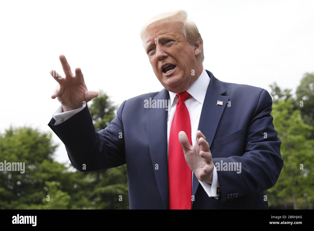 Washington, États-Unis. 21 mai 2020. Le président américain Donald Trump commente la pelouse sud de la Maison Blanche avant son départ au Michigan le jeudi 21 mai 2020 à Washington. Trump est en voyage d'une journée pour visiter une usine Ford. Photo par Yuri Gripas/UPI crédit: UPI/Alay Live News Banque D'Images