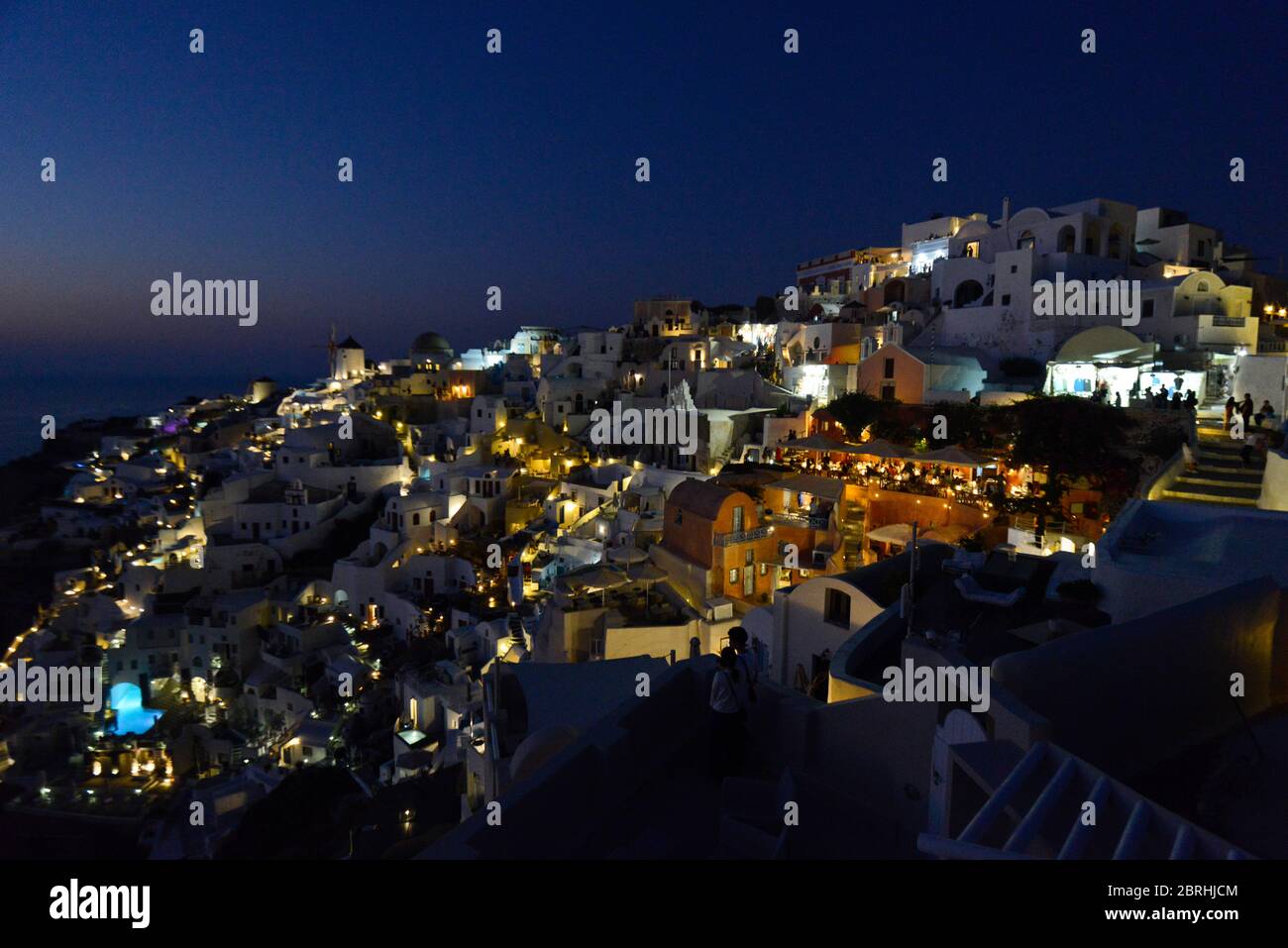 Oia, Santorin : crépuscule après coucher de soleil sur les maisons blanches et vue sur la caldeira. Grèce Banque D'Images